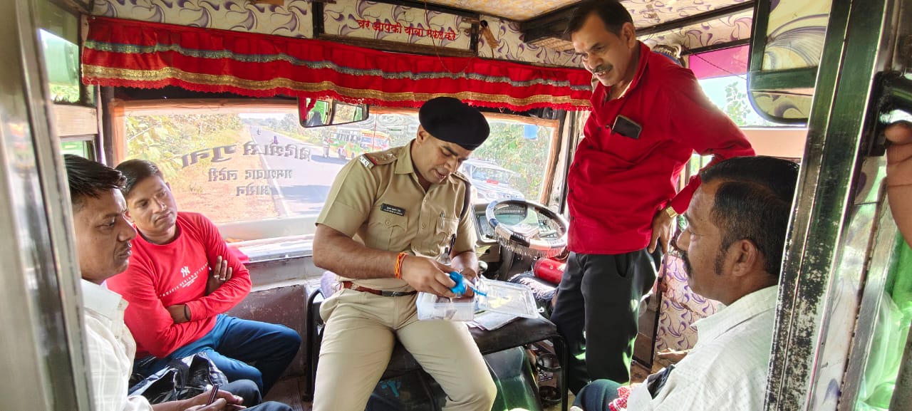 यातायात नियमों की अनदेखी पर 15 बसों की चेकिंग, सुरक्षा मानकों के उल्लंघन पर लगाया 36 हजार रुपये का जुर्माना