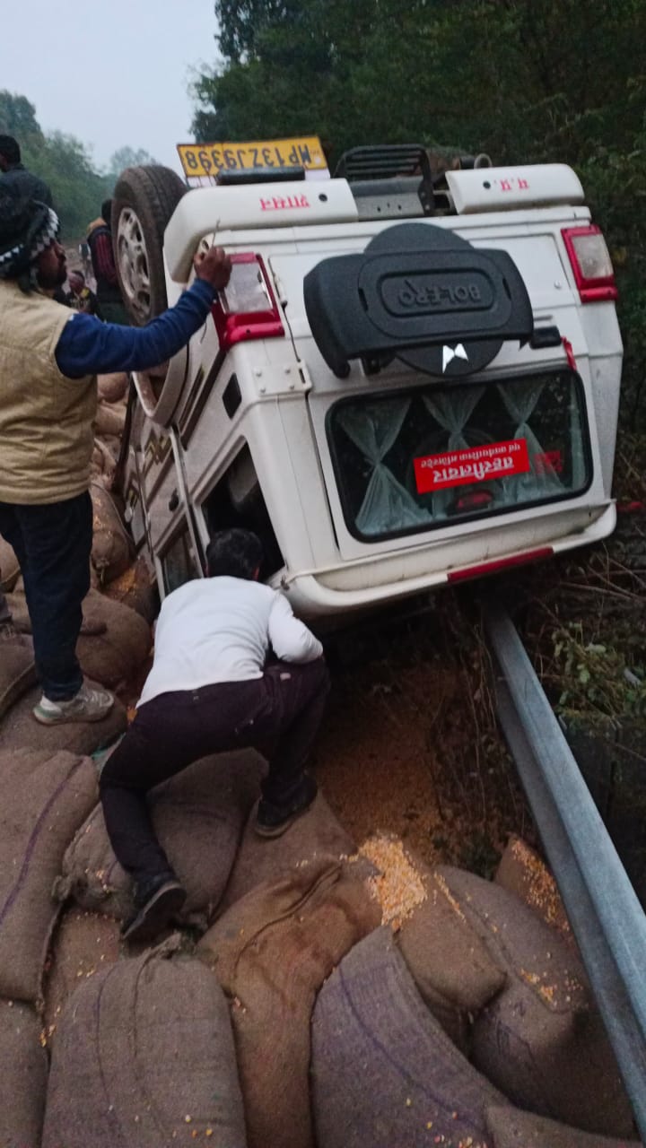 जमीन विवाद सुलझाने गए तहसीलदार की गाड़ी पर पलटा ट्रक, गंभीर घायल